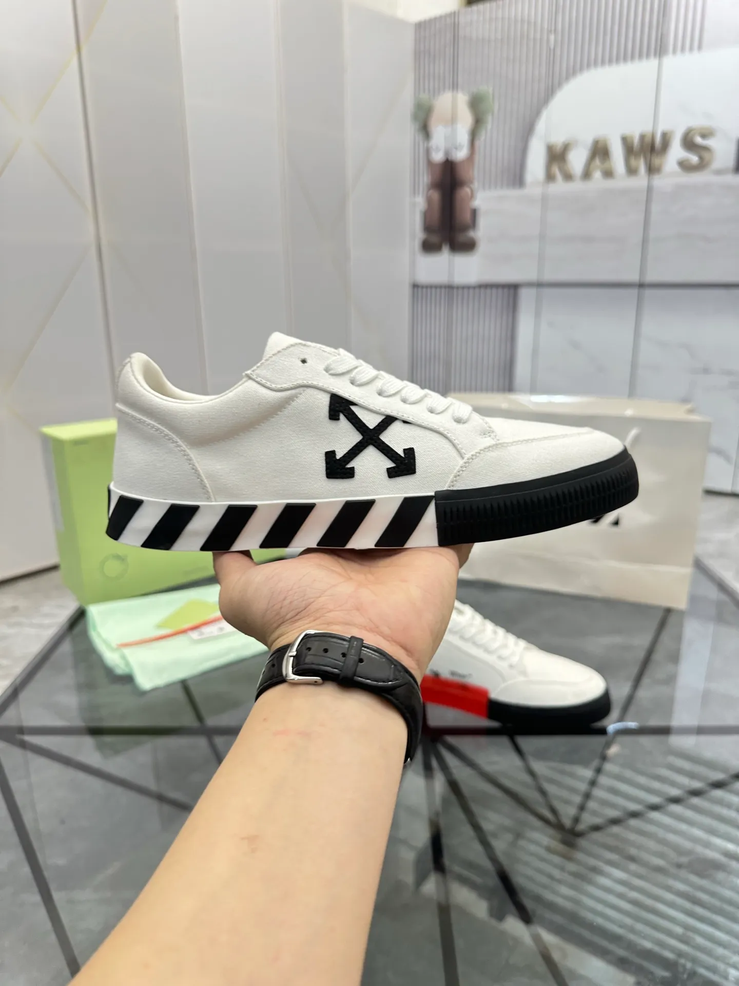 Selling men's shoes 💰: 💰P440¥ Product trademark: OFF WHITE *"OFF WHITE*" low-top casual shoes Regular size: 35-45 (can be customized to 46) Couple style Product materials: Original fabric from the upper counter, breathable lining, original outsole. No.: H203